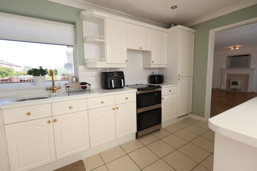 Kitchen into Lounge- click for photo gallery
